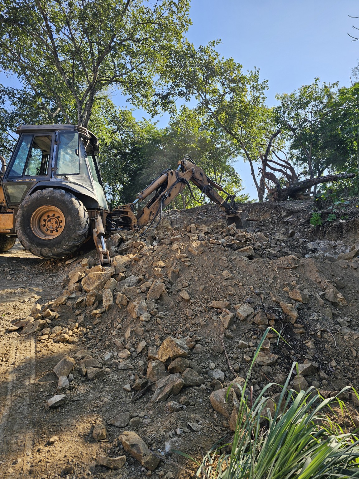 Inicio del corte de terreno con maquinaria