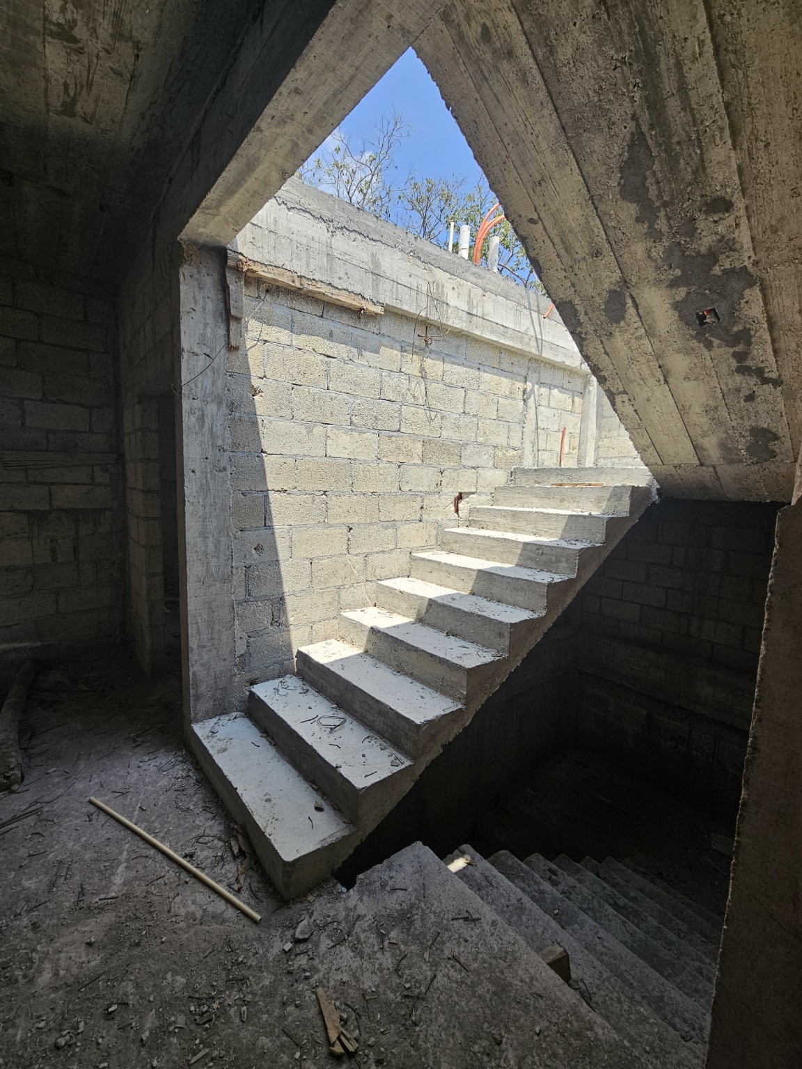 Escalera de concreto y conexión entre niveles