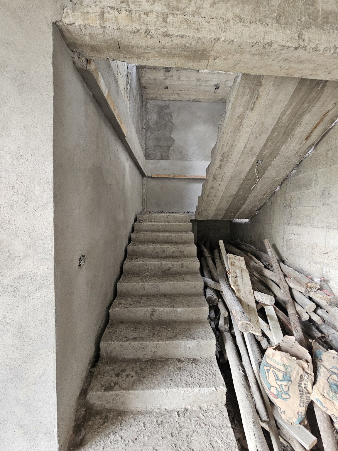 Escalera de concreto durante la etapa de acabados base