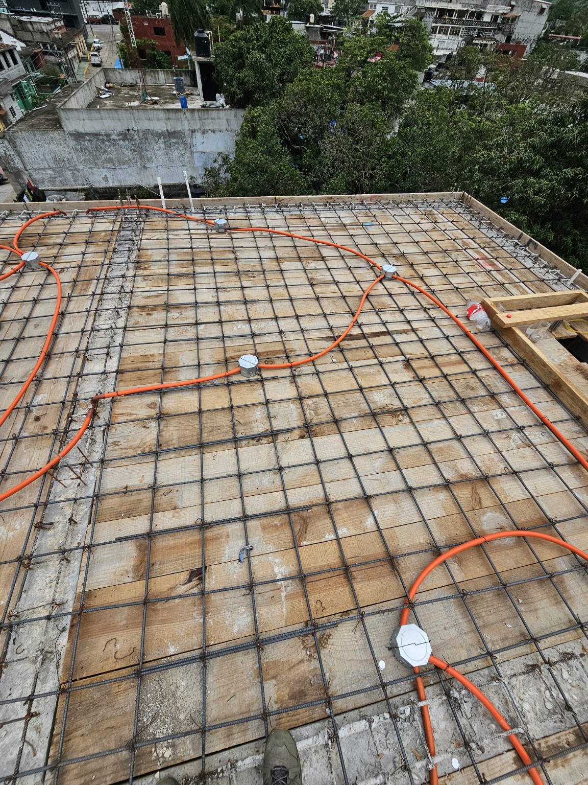 Armado e instalaciones eléctricas previas al colado